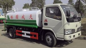 小區(qū)灑水車圖片